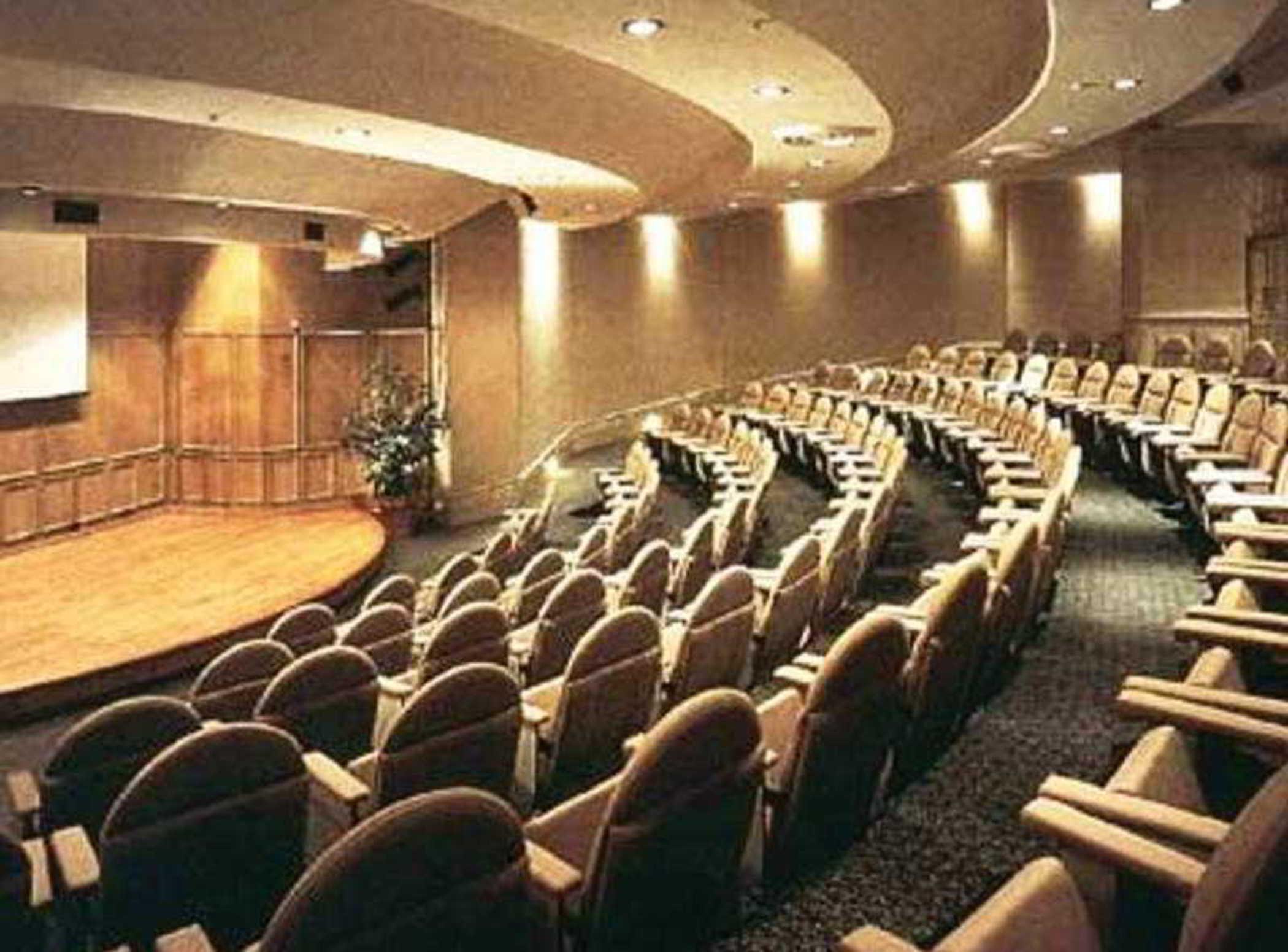Grand Isla Navidad Golf & Spa Resort With Marina Барра-де-Навідад Екстер'єр фото The auditorium at the Center for the Arts