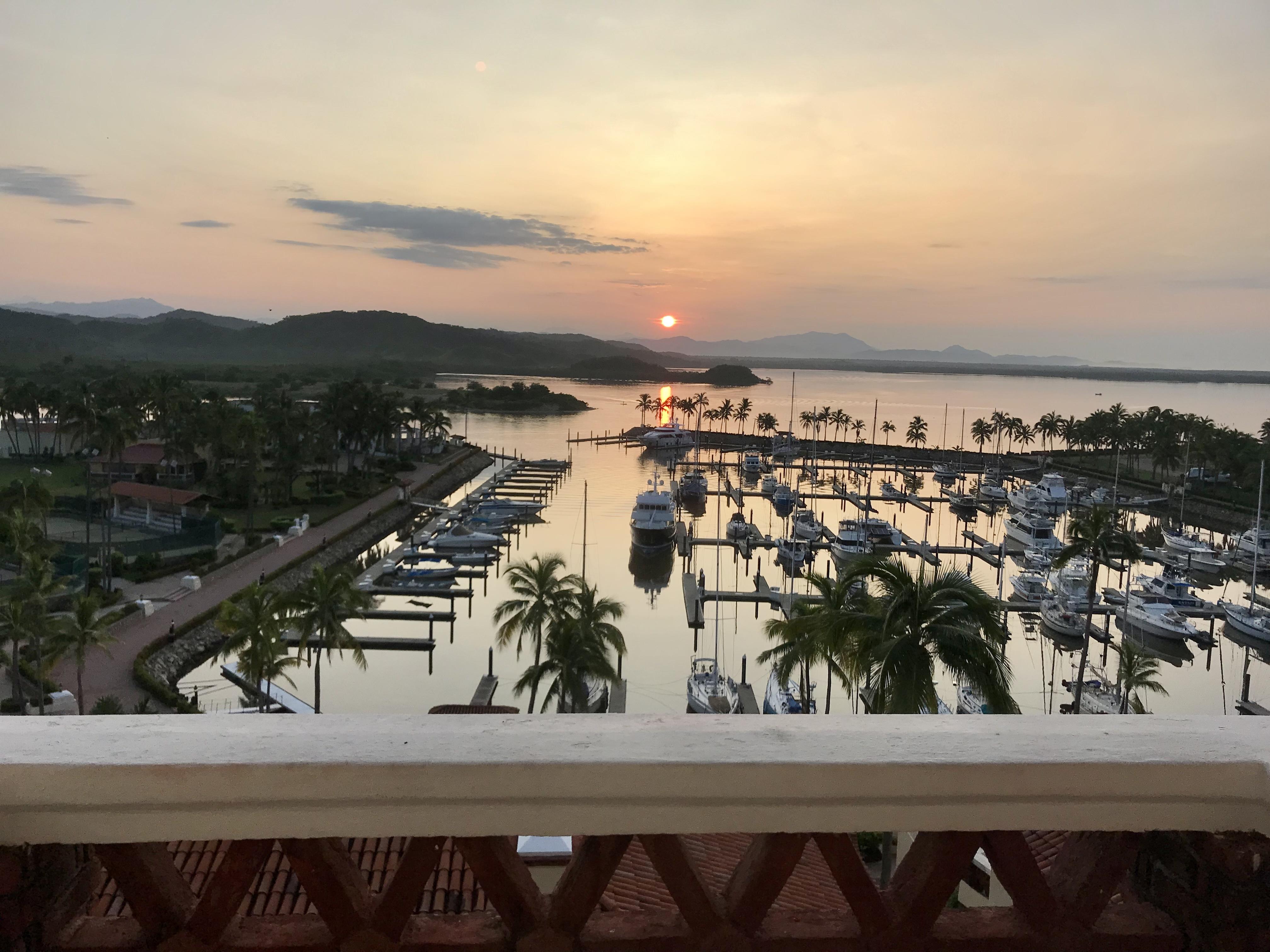 Grand Isla Navidad Golf & Spa Resort With Marina Барра-де-Навідад Екстер'єр фото Sunset over the marina