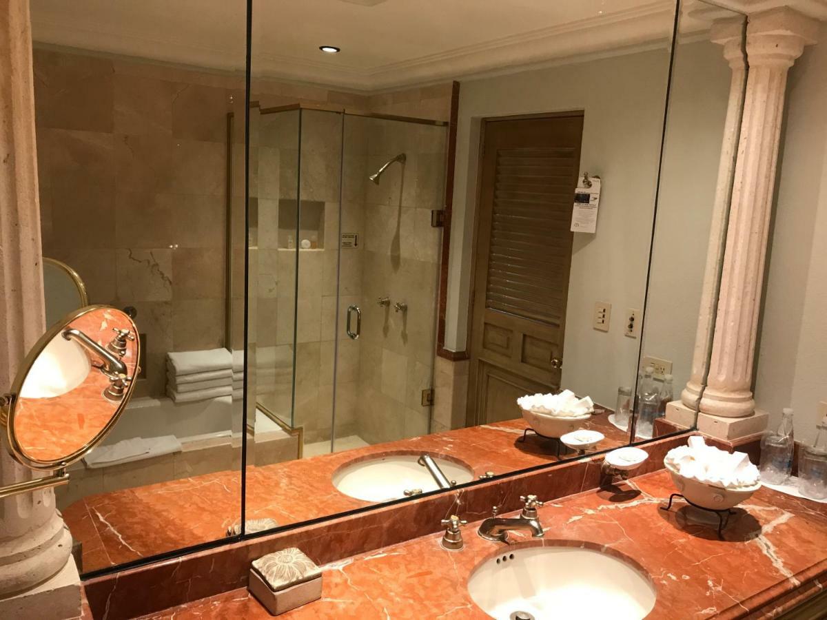 Grand Isla Navidad Golf & Spa Resort With Marina Барра-де-Навідад Екстер'єр фото A bathroom in the hotel